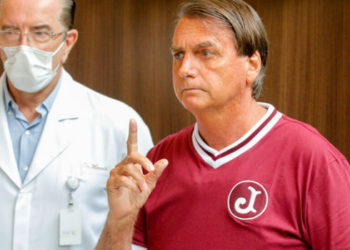 Michelle Bolsonaro informou que Jair Bolsonaro apresentou piora no quadro de saúde após tentativa de redução de medicamentos. Ex-presidente fará novos exames.