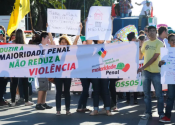 Entidades e especialistas criticam aprovação da PEC da redução da maioridade penal na CCJ da Câmara e apontam riscos de aumento do encarceramento juvenil.