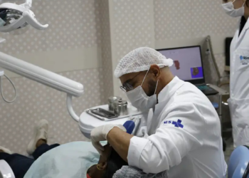 Comissão do Senado aprova projeto que aumenta o piso salarial de médicos e dentistas para R$ 13.662 em jornada de 20 horas semanais. Texto segue para Câmara dos Deputados.