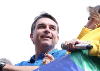 Deputada Júlia Zanatta é citada em articulações políticas como possível vice de Flávio Bolsonaro em eventual chapa presidencial, segundo reportagem da Revista Oeste e movimentações em redes sociais.
