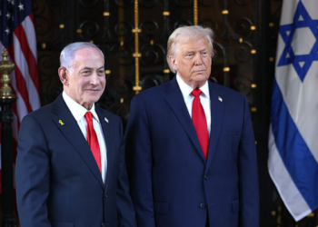 Israel, EUA e Irã divergem sobre suposto acordo diplomático citado por Donald Trump. Declarações geram crise de versões e aumentam tensão geopolítica no Oriente Médio.
