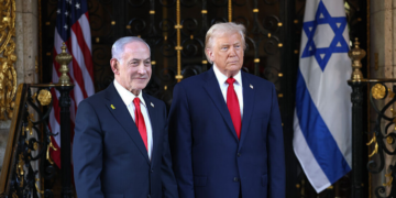 Israel, EUA e Irã divergem sobre suposto acordo diplomático citado por Donald Trump. Declarações geram crise de versões e aumentam tensão geopolítica no Oriente Médio.