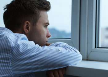 Especialistas afirmam que relacionamentos saudáveis influenciam saúde física e emocional. Estudos apontam impactos no bem-estar, depressão e qualidade de vida.