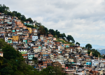 Projeto Copa na Favela promove roteiro turístico na Rocinha e Vidigal durante a Copa de 2026, unindo futebol, cultura e turismo comunitário.