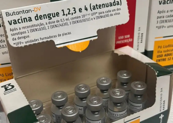 A Anvisa criou um centro nacional para monitorar possíveis reações adversas relacionadas a medicamentos e vacinas. O órgão acompanhará eventos graves e reforçará a farmacovigilância no Brasil.