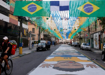 Moradores do Rio de Janeiro retomam tradição de decorar ruas para a Copa do Mundo de 2026 com bandeiras, grafites e pinturas, fortalecendo integração cultural e comunitária.