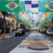 Moradores do Rio de Janeiro retomam tradição de decorar ruas para a Copa do Mundo de 2026 com bandeiras, grafites e pinturas, fortalecendo integração cultural e comunitária.