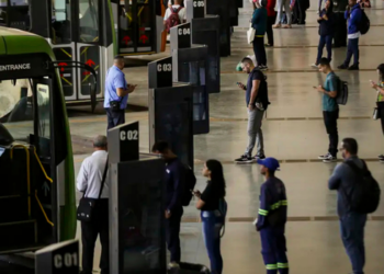 Pesquisas indicam que problemas no transporte público impactam saúde, renda e qualidade de vida de moradores das periferias brasileiras, ampliando desigualdades sociais.