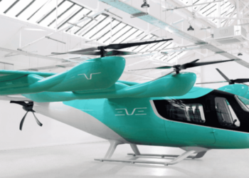 A Eve Air Mobility, controlada pela Embraer, prevê concluir em 2028 a certificação do carro voador elétrico brasileiro. Projeto avança após testes positivos realizados no interior de São Paulo.