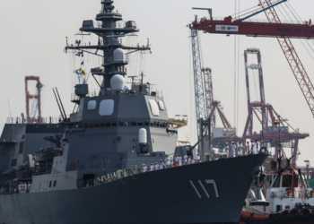 Japão e Indonésia iniciam negociações para transferência de destróieres da classe Asagiri, em movimento que fortalece cooperação militar no Indo-Pacífico e preocupa analistas da região.