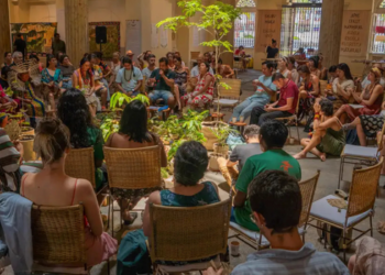 Exposição no Instituto Tomie Ohtake, em São Paulo, reúne obras e experiências de povos indígenas ligados ao movimento Escolas Vivas. Mostra destaca saberes ancestrais, espiritualidade e educação tradicional.