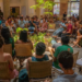 Exposição no Instituto Tomie Ohtake, em São Paulo, reúne obras e experiências de povos indígenas ligados ao movimento Escolas Vivas. Mostra destaca saberes ancestrais, espiritualidade e educação tradicional.