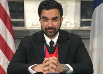 Prefeito de Nova York, Zohran Mamdani homenageou Sócrates e a Democracia Corinthiana durante a Copa do Mundo de 2026, destacando o futebol como ferramenta de mobilização social e resistência democrática.