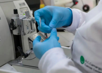 O SUS incorporou um novo tratamento para leucemia mieloide aguda com os medicamentos venetoclax e azacitidina. Terapia será destinada a pacientes sem indicação de quimioterapia intensiva.