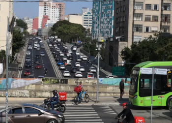 Projeto da UFRJ utiliza tecnologia, análise de dados e participação popular para criar soluções de mobilidade urbana no Rio de Janeiro. Estudo busca reduzir acidentes e melhorar o transporte público.