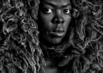 Museu de Arte do Rio recebe a exposição Beleza valente, da artista sul-africana Zanele Muholi, com obras sobre identidade, ancestralidade e resistência da população negra LGBTQIA+.