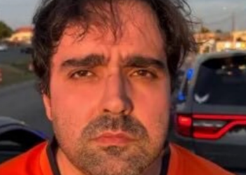 Brasileiro suspeito de ligação com PCC e CV é preso nos EUA após perseguição policial na Carolina do Norte. Caso envolve alerta da Interpol e investigação internacional.