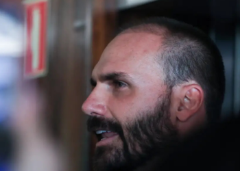 STF analisa nesta terça-feira (15) a possível condenação de Eduardo Bolsonaro por coação no curso do processo em caso ligado a investigações da trama golpista.