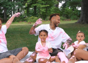 Bruna Biancardi e Neymar anunciam que estão esperando o segundo filho juntos. O casal revelou que o bebê é uma menina durante celebração com familiares.