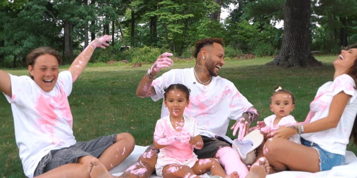 Bruna Biancardi e Neymar anunciam que estão esperando o segundo filho juntos. O casal revelou que o bebê é uma menina durante celebração com familiares.