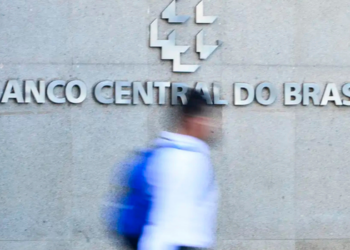 Copom se reúne nesta semana para decidir a taxa Selic. Mercado projeta queda gradual dos juros em meio a inflação em alta e cenário global incerto.