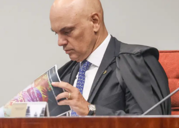 STF cobra explicações da defesa de Bolsonaro após apreensão de arma em blitz no DF. Ministro Alexandre de Moraes deu prazo de 24 horas para esclarecimentos.