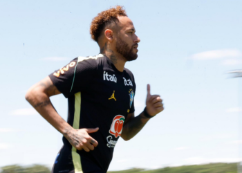 Neymar voltou a treinar no gramado pela primeira vez desde sua convocação para a Copa do Mundo de 2026. Atacante segue em recuperação de lesão na panturrilha.