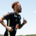 Neymar voltou a treinar no gramado pela primeira vez desde sua convocação para a Copa do Mundo de 2026. Atacante segue em recuperação de lesão na panturrilha.