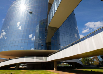 MPF e MPSP pedem à Justiça a suspensão do licenciamento da etapa 4 do pré-sal. Ação cita impactos ambientais e emissões bilionárias de CO₂ previstas para o projeto.