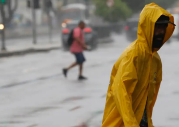 A Rocinha registrou 254 mm de chuva em pouco mais de 24 horas, ultrapassando mais de duas vezes a média histórica de junho. Defesa Civil mantém alerta para deslizamentos.