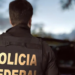 Polícia Federal prende casal em Itaboraí por suspeita de falsificação de alvarás de soltura usados para liberar presos no RJ. Esquema é investigado pela Justiça Federal.