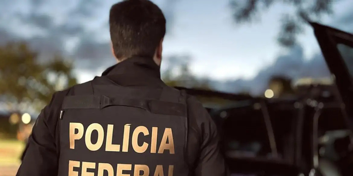Polícia Federal prende casal em Itaboraí por suspeita de falsificação de alvarás de soltura usados para liberar presos no RJ. Esquema é investigado pela Justiça Federal.