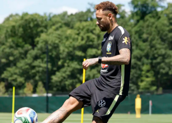Neymar participou parcialmente do treino da Seleção Brasileira antes do jogo contra o Haiti na Copa do Mundo. Jogador segue em recuperação de lesão na panturrilha.