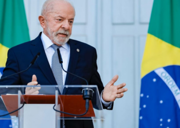 Lula pede que Donald Trump respeite a soberania brasileira e não interfira nas eleições de 2026. Declaração foi feita após comentários do presidente dos Estados Unidos sobre Eduardo Bolsonaro.