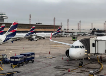 Governo federal deve publicar decreto que regulamenta o Combustível Sustentável de Aviação (SAF), impulsionando investimentos e a transição energética no setor aéreo brasileiro.