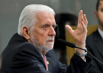 Jaques Wagner pode deixar a liderança do PT no Senado após avanço de investigação da PF no Caso Master. Camilo Santana é cotado para substituir o senador.