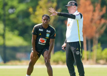 Carlo Ancelotti prepara mudanças na Seleção Brasileira para enfrentar o Haiti pela Copa do Mundo. Técnico busca a primeira vitória e mantém escalação sob sigilo.