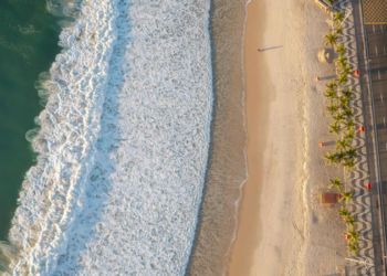 Marinha do Brasil emite alerta de ressaca para o litoral do Rio de Janeiro com ondas de até 2,5 metros. Confira as recomendações e a previsão do tempo para o fim de semana.