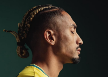 Raphinha sente dores na coxa direita durante vitória do Brasil sobre o Haiti e será reavaliado pela CBF antes do duelo contra a Escócia na Copa do Mundo.