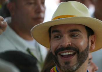 Abelardo de la Espriella declara vitória na eleição presidencial da Colômbia antes da confirmação oficial. Iván Cepeda contesta a apuração e aguarda o resultado definitivo.