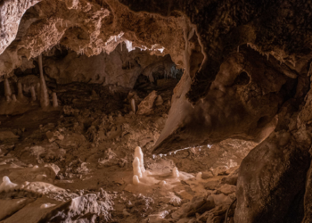 Estudo no Brasil analisa impactos do turismo em cavernas e propõe métodos para conciliar visitação e preservação de ecossistemas subterrâneos sensíveis.
