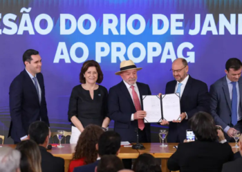 Rio de Janeiro assina adesão ao Propag com o governo federal, reduz juros da dívida e amplia investimentos obrigatórios em saúde, educação e infraestrutura social.