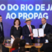 Rio de Janeiro assina adesão ao Propag com o governo federal, reduz juros da dívida e amplia investimentos obrigatórios em saúde, educação e infraestrutura social.