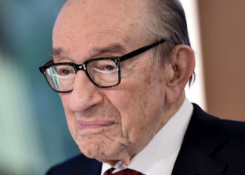 Alan Greenspan, ex-presidente do Federal Reserve dos EUA, morreu aos 100 anos. Ele comandou o banco central americano por quase 20 anos e influenciou a economia global.