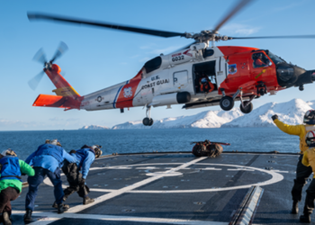 Helicóptero MH-60 da Guarda Costeira dos EUA cai no Alasca e mobiliza operação de busca e salvamento. Autoridades investigam as causas do acidente.