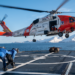 Helicóptero MH-60 da Guarda Costeira dos EUA cai no Alasca e mobiliza operação de busca e salvamento. Autoridades investigam as causas do acidente.