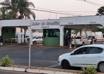 STF deve decidir até quinta (25) se mantém prisão domiciliar de Jair Bolsonaro. Moraes analisa estado de saúde, investigação e condições do processo.