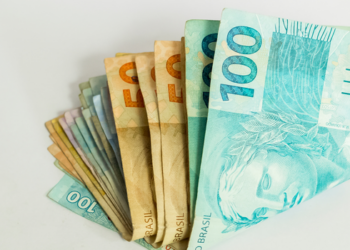 Pesquisa da CNI mostra que empresários da indústria consideram a redução de impostos e a reforma tributária como prioridades para o governo federal entre 2027 e 2030.