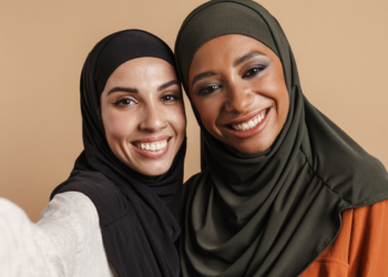 Estudo da USP mostra que mulheres muçulmanas no Brasil relatam ataques frequentes motivados por islamofobia, principalmente em ambientes digitais e públicos.