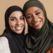 Estudo da USP mostra que mulheres muçulmanas no Brasil relatam ataques frequentes motivados por islamofobia, principalmente em ambientes digitais e públicos.